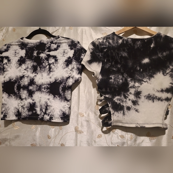 Lot of 2 NWOT blk + wt tye dye crop tops SZ Med 🖤 - Picture 7 of 10